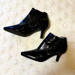 NWOT-  life stride ankle women's  booties  - Size 9 1/2